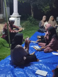 Ket foto: H Herman saat mendengarkan Maulid Habsyi dari ibu-ibu kelompok yasinan Parit Pusaran 9 Belambang (16/10/2024)