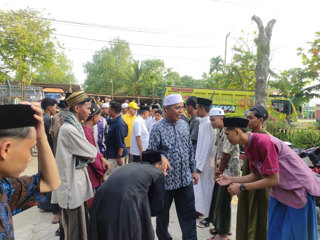 Ket Foto: H Herman bersama tim Pemenangan melaksanakan kegiatan kampanye dialogis, Selasa (22/10/2024).