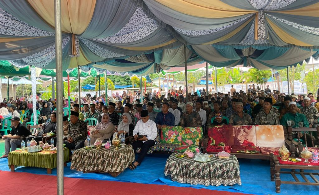 Ket foto: Warga penuhi bangku saat kegiatan kampanye dialogis Haji Herman-Yuliantini di Desa Teluk Kabung, Minggu (27/10/2024).