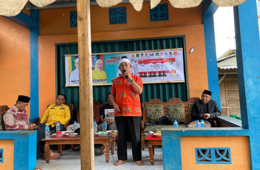 Ket foto: Haji Herman memaparkan visi misi dan Program Aksi Inhil Hebat saat berkampanye di Desa Manunggal Jaya, Sabtu, (2/11/2024).