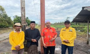 Ket foto: Haji Herman dibawa oleh warga ke lokasi bentangan jaringan listrik di Desa Manunggal Jaya, Sabtu (2/11/2024).