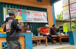 Ket foto: Haji Herman saat mencatat permintaan dan keluhan Masyarakat disetiap kampanyenya. Tampak salah seorang petani bertanya langsung dengan Haji Herman.