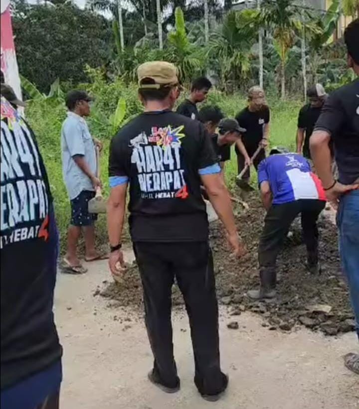 Ket Foto: Tim Inhil Hebat kecamatan Keritang melaksanakan kegiatan gotong royong penambalan jalan berlubang, Ahad(03/11/2024).