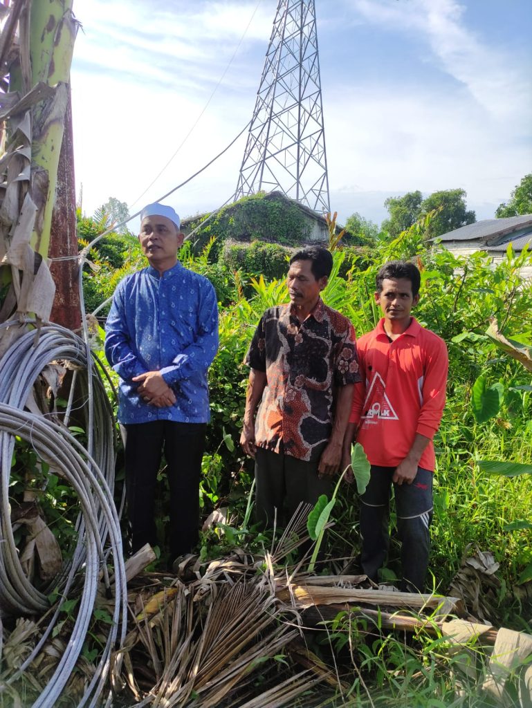 Ket foto: Haji Herman (kupiah putih) saat melihat langsung proses pembangunan jaringan listrik di Kuindra, Kamis (8/11/2024).