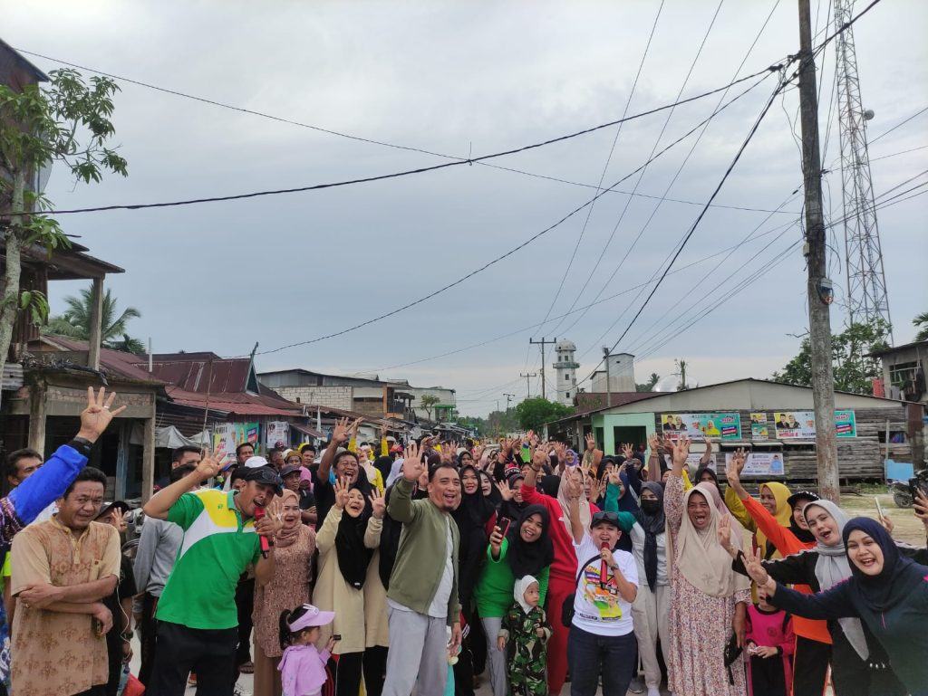Ket Foto Warga antusias menghadiri jalan sehat Inhil Hebat, Sabtu (9/11/2024).