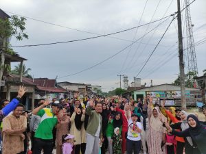 Ket Foto Warga antusias menghadiri jalan sehat Inhil Hebat, Sabtu (9/11/2024).