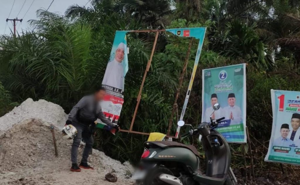 Ket foto: Kondisi Baliho Paslon Haji Herman-Yuliantini Dirusak OTK