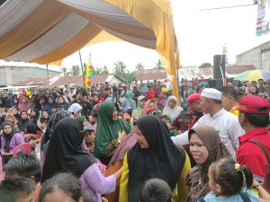 Ket Foto: H Herman saat menyalami masyarakat yang hadir acara kampanye dialogis Inhil Hebat Bersholawat di kecamatan Kempas, senin (11/11/2024)