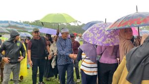 Ket Foto: Kampanye Inhil Hebat Bersholawat diguyur hujan masyarakat rela basah-basahan
