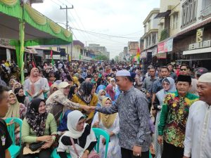 Ket Foto: Calon Bupati Inhil H Herman saat menyalami para simpatisan pendukung di kampanye dialogis Inhil Hebat Bersholawat (13/11/2024).