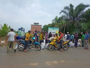Ket Foto: Tim Pemenangan Inhil Hebat kecamatan Keritang melaksanakan gotong royong menimbun jalan berlubang (16/11/2024).