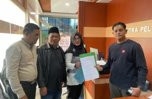 Ket foto: Kuasa Hukum Inhil HEBAT/Haji Herman saat menyerahkan surat laporan pencemaran nama baik ke Polres Inhil, Senin pagi, (18/11/2024).