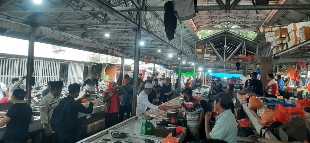 Ket Foto: Calon Bupati H Herman blusukan ke Pasar Terapung Selodang Kelapa, rabu (20/11/2024).