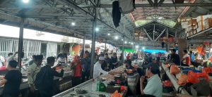 Ket Foto: Calon Bupati H Herman blusukan ke Pasar Terapung Selodang Kelapa, rabu (20/11/2024).