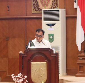 H Ikbal Sayuti Fraksi PPP Menyampaikan Pandangan Umum Fraksinya terkait saran/masukan terhadap Nota Keuangan dan Rancangan Peraturan Daerah (Ranperda) tentang Anggaran Pendapatan dan Belanja Daerah (APBD) Provinsi Riau Tahun Anggaran 2025