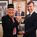 Diplomasi Moralitas: Wilson Lalengke Serahkan Buku “Ijazah Jokowi” kepada Duta Besar Rusia Sergey Tolchenov