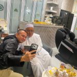 Rafi Ahmad dan Habib Riziq Sihab berfoto bersama sambil menerawang sampul buku