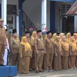 Bupati Herman Tekankan Pembentukan Karakter Saat Pimpin Apel Hari Pertama Sekolah di SMPN 1 Tembilahan Hulu