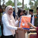 Plh Bupati Yuliantini Serahkan Bantuan untuk Warga Terdampak Kebakaran di Pulau Burung