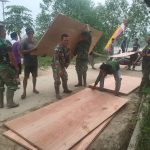 Pantang Menyerah, Satgas TMMD Ke-130 Kodim 0314/Inhil Gotong Royong Langsir Material Sasaran Fisik