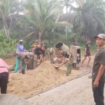 Wujudkan Akses Desa Lebih Baik, Kodim 0314/Inhil Bersama Warga Gotong Royong Semenisasi Jalan 1 Km di Kuala Lemang