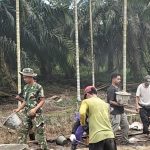 Sinergi Tanpa Batas, TNI dan Warga Kuala Lemang Bahu-Membahu Semenisasi Jalan 1 KM