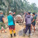 ​Kejar Target TMMD Ke-130, Kodim 0314/Inhil Bersama Warga Kebut Pengerjaan Semenisasi Jalan 1 Km di Desa Kuala Lemang