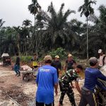 Sinergi Tanpa Batas: TNI-Polri dan Warga Gotong Royong Semenisasi Jalan 1 Km di TMMD Ke-130 Kodim 0314/Inhil