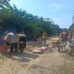 ​Warga dan Satgas TMMD Gotong Royong Terik Matahari demi Muluskan Impian Warga Desa Kuala Lemang